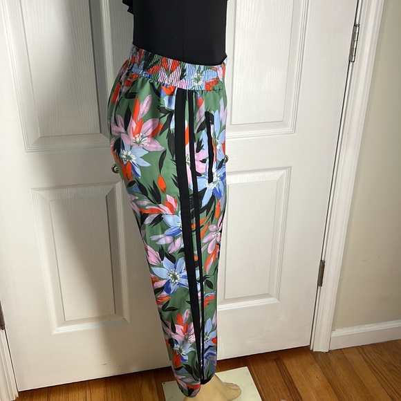 Guess set, size S, body suit floral print and body suit black color - Picture 6 of 8